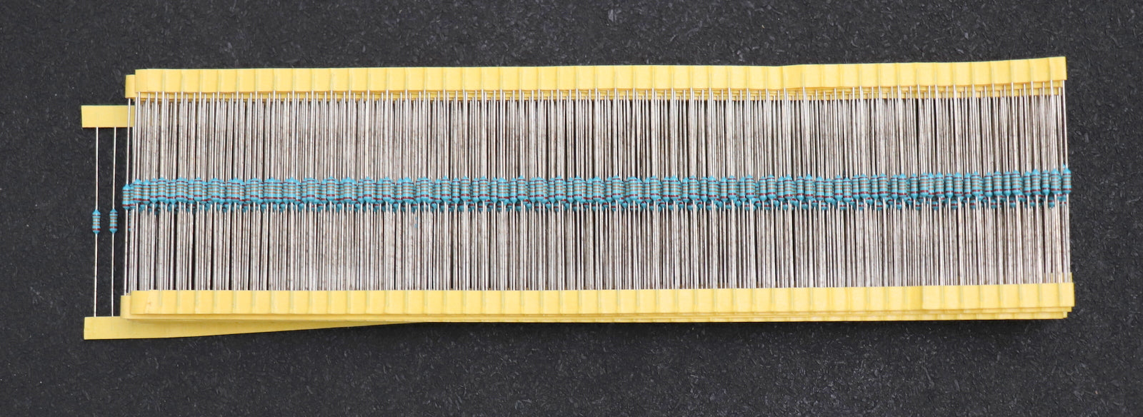 Bild des Artikels RUTRONIK-1000x-Wiederstand-MF0207-Toleranz--±1%-133kOhm-0,6W-unbenutzt-in-OVP