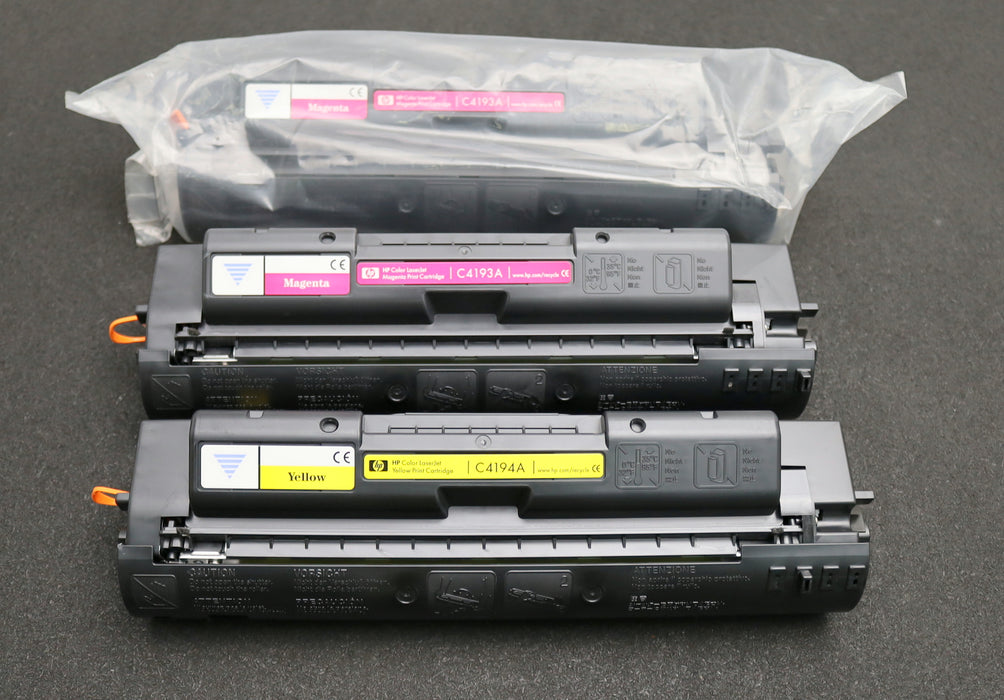 Bild des Artikels HP-Color-LaserJet-2x-Magenta-C4193-A-+-1x-Xellow-C4194A-eingeschweißt-unbenutzt